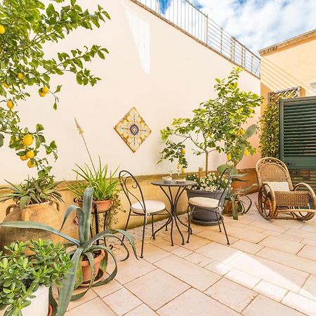 Dimora Le Tre Muse Guesthouse Лече Екстериор снимка