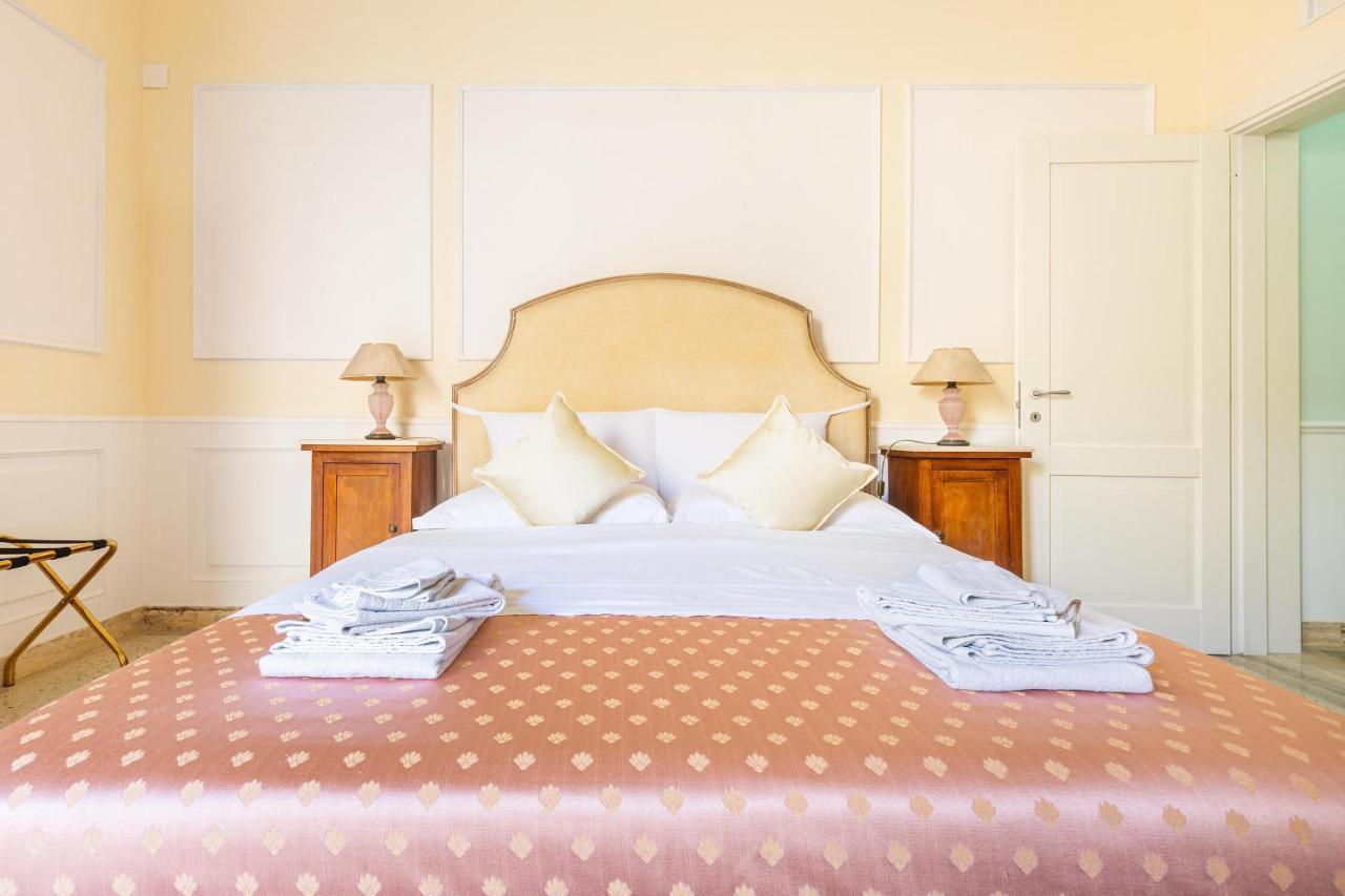 Dimora Le Tre Muse Guesthouse Лече Екстериор снимка
