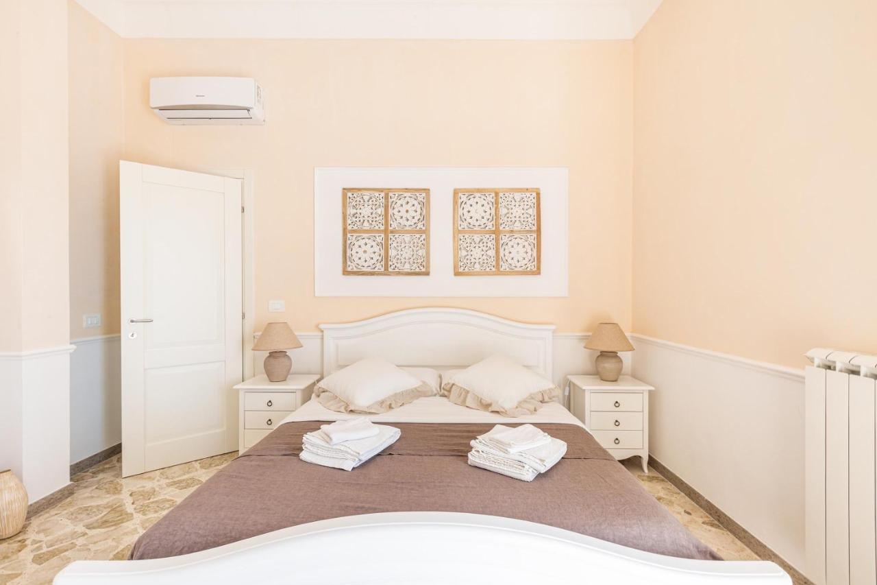 Dimora Le Tre Muse Guesthouse Лече Екстериор снимка