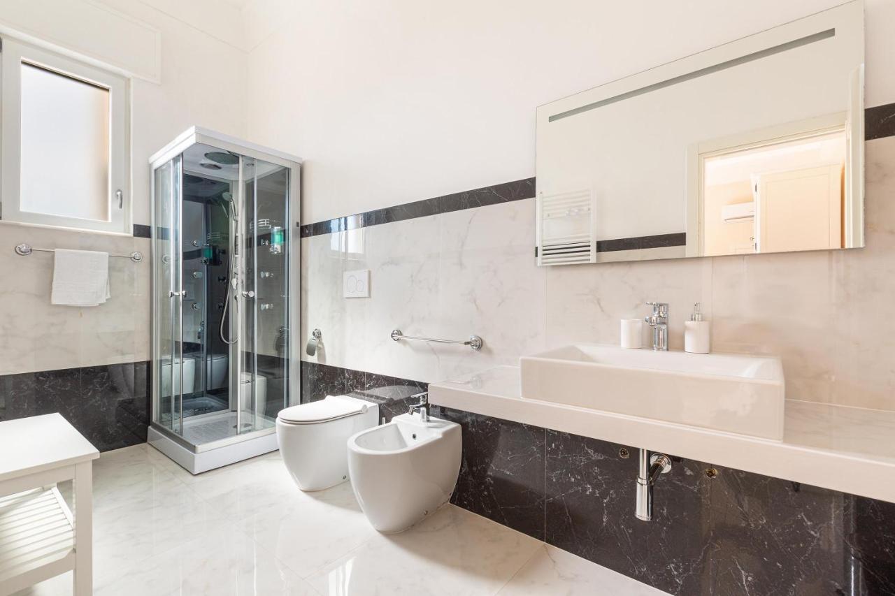 Dimora Le Tre Muse Guesthouse Лече Екстериор снимка