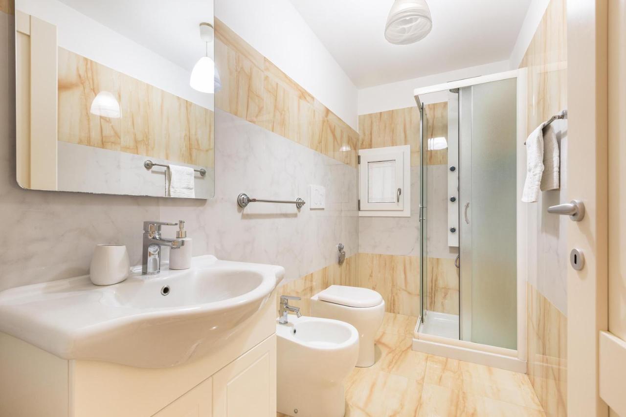 Dimora Le Tre Muse Guesthouse Лече Екстериор снимка