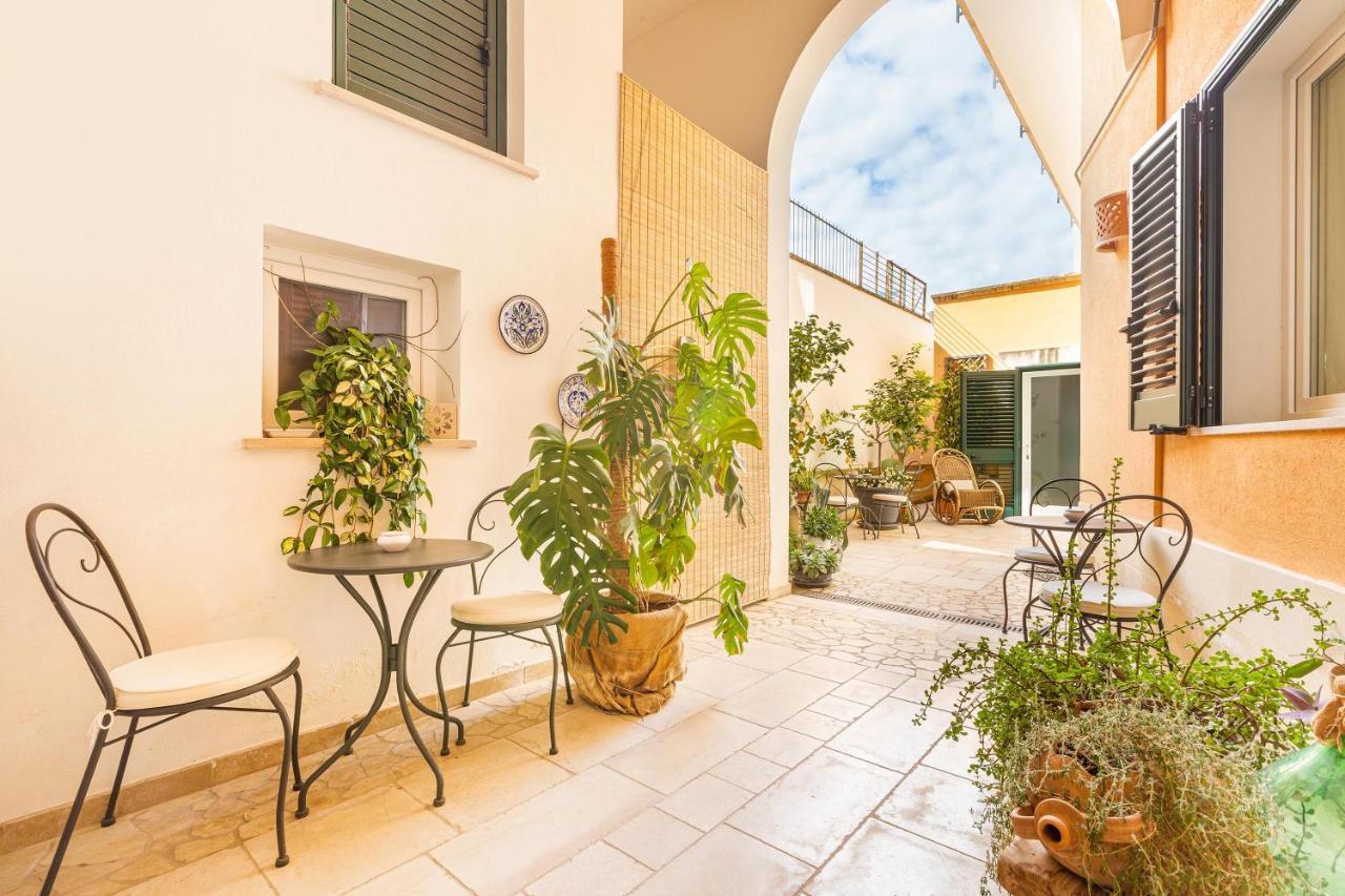 Dimora Le Tre Muse Guesthouse Лече Екстериор снимка