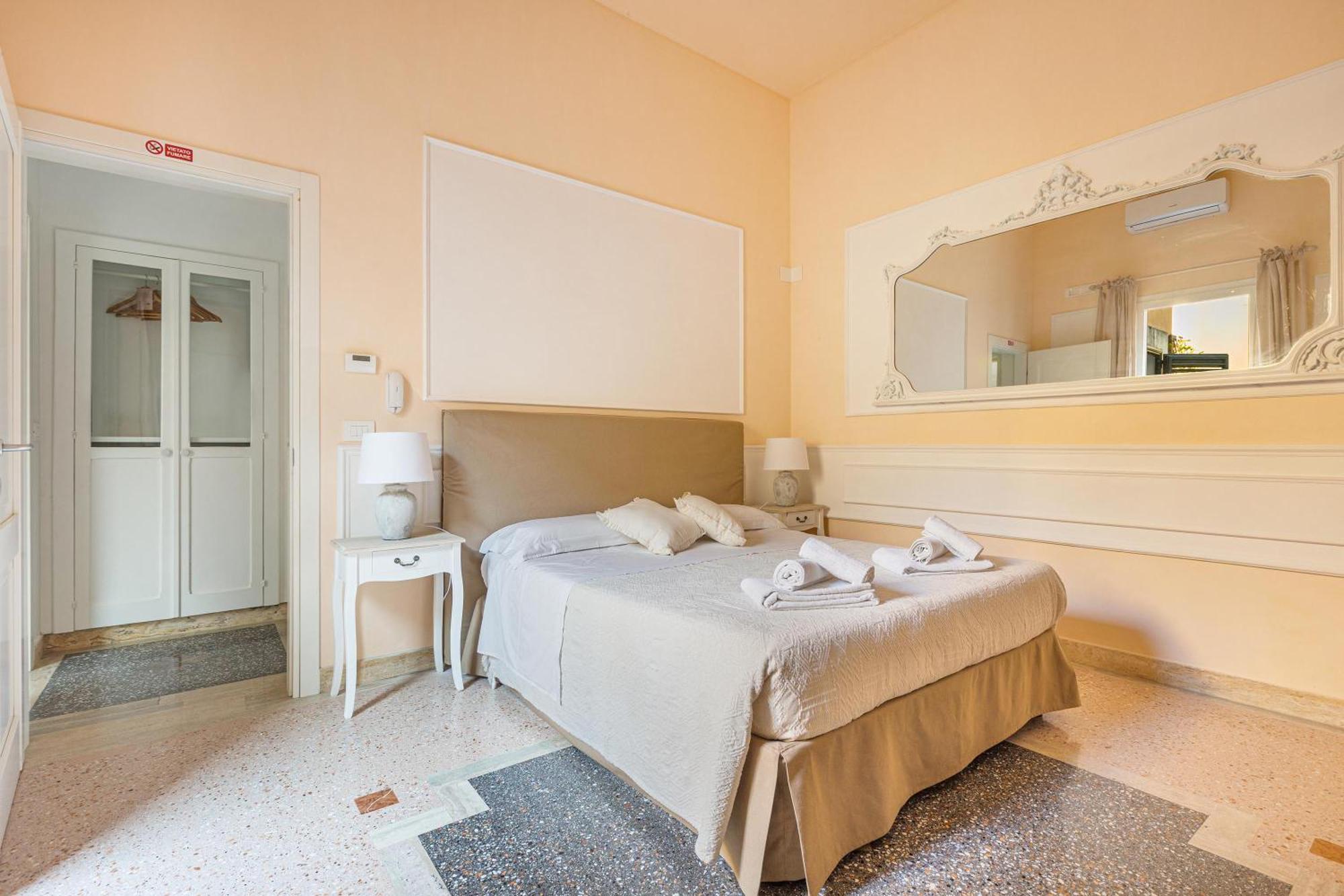 Dimora Le Tre Muse Guesthouse Лече Екстериор снимка