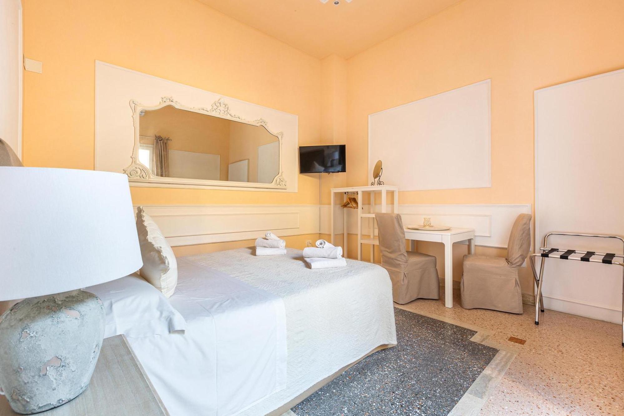 Dimora Le Tre Muse Guesthouse Лече Екстериор снимка
