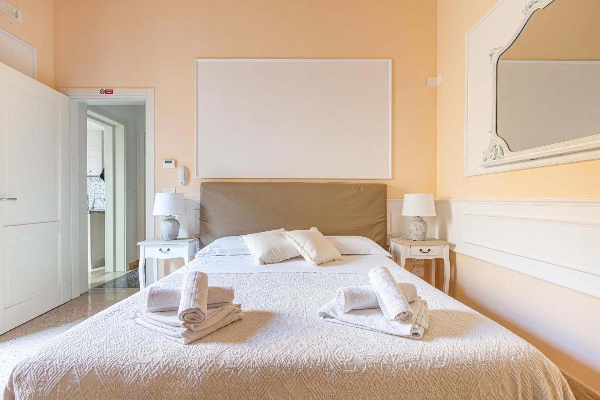 Dimora Le Tre Muse Guesthouse Лече Екстериор снимка