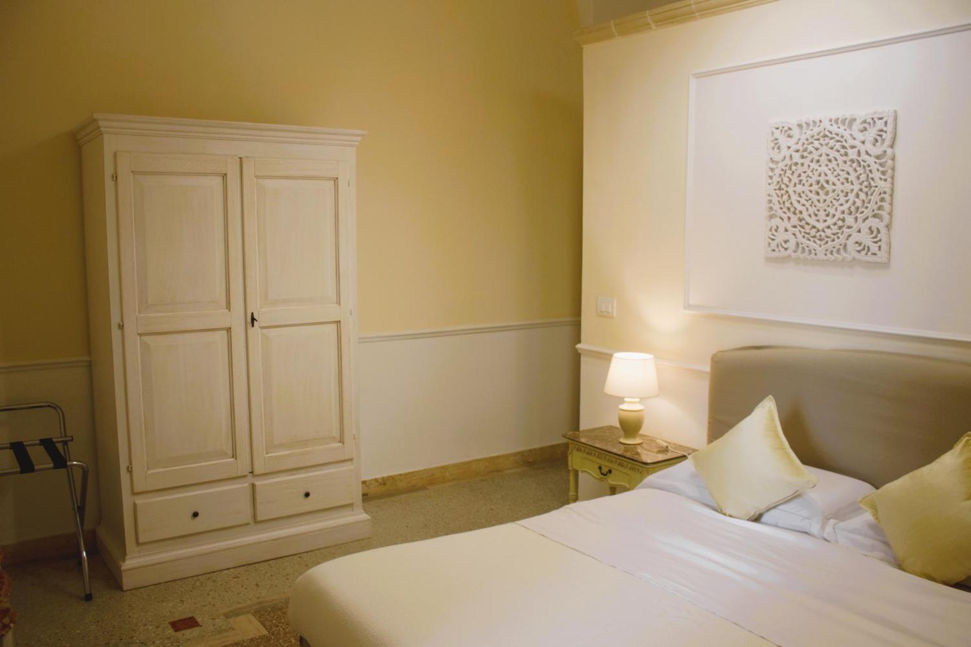 Dimora Le Tre Muse Guesthouse Лече Екстериор снимка