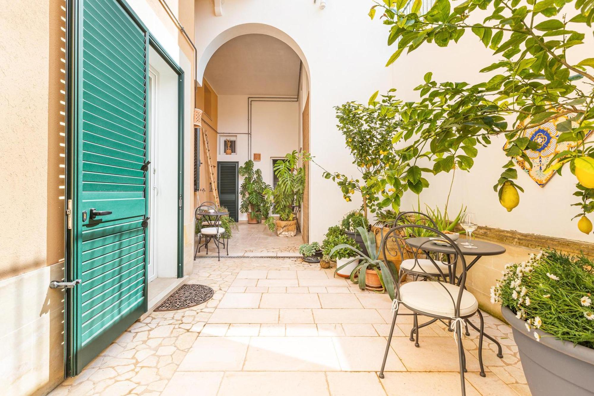 Dimora Le Tre Muse Guesthouse Лече Екстериор снимка