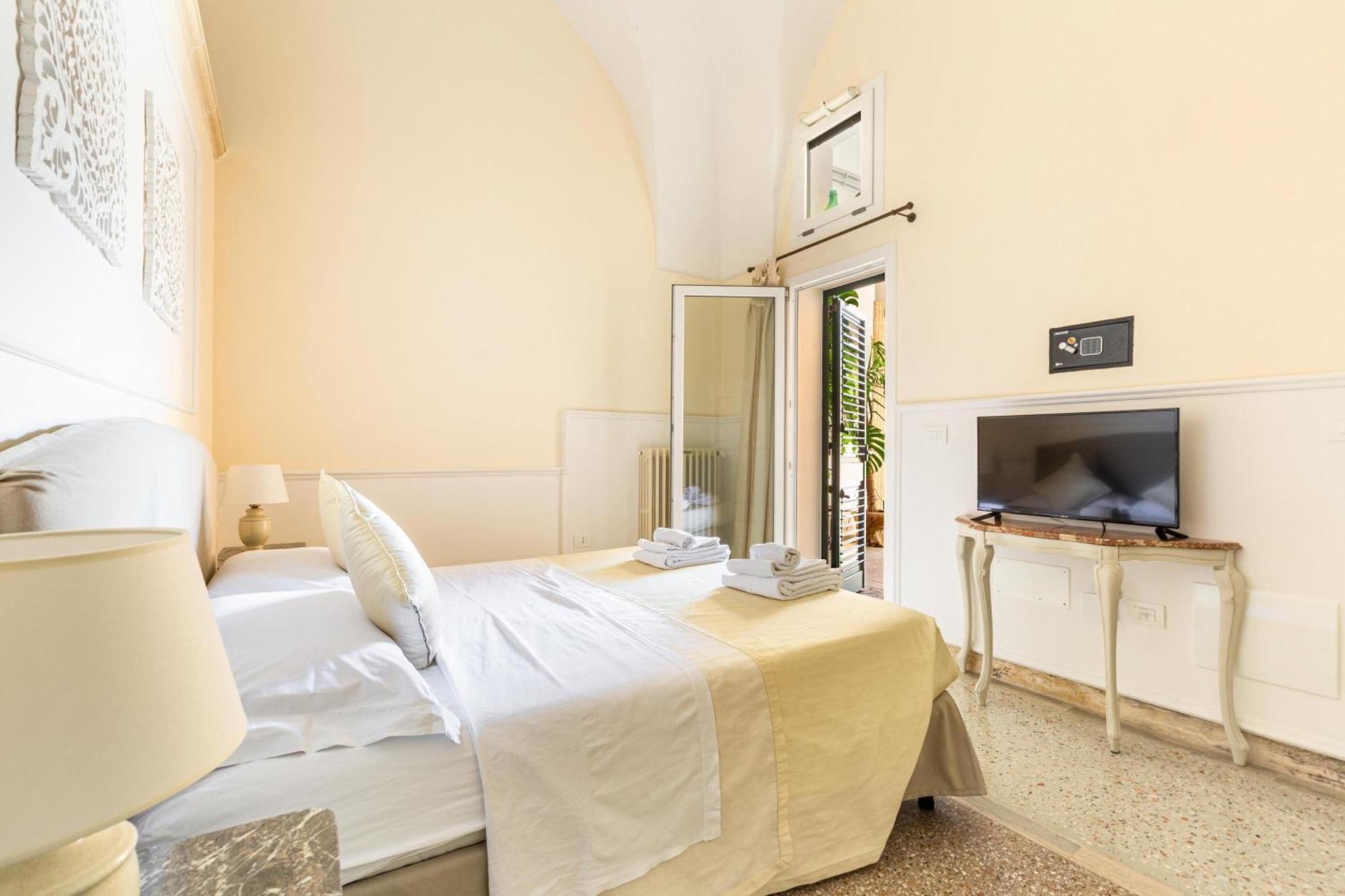 Dimora Le Tre Muse Guesthouse Лече Екстериор снимка